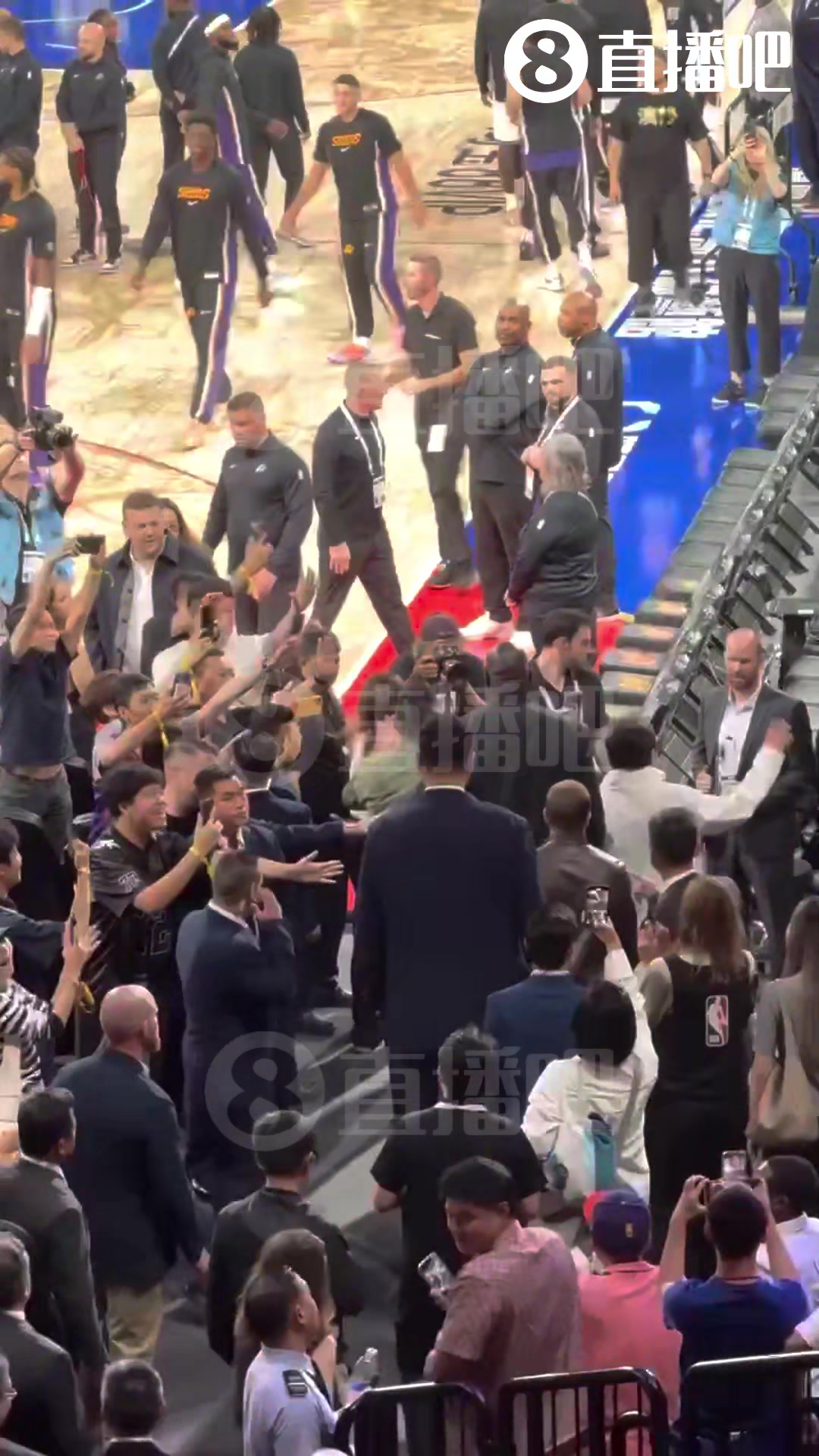 这身高差距姚明和奥尼尔一起出现在中国赛现场身边跟着成龙和贝克汉姆